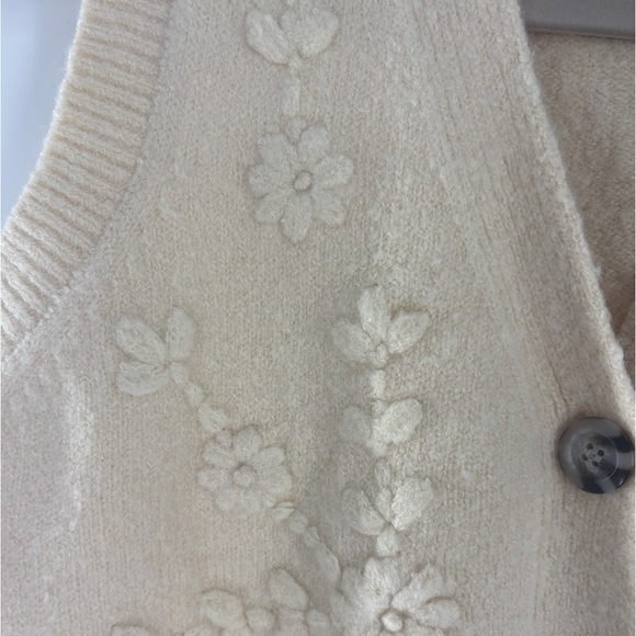 Jessica Simpson Cream Floral V-Neck Sweater Vest - Picture 3 of 8
